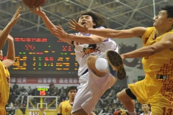 NBA训练营圣安东尼奥马刺文班亚马与西部竞争格局赛季前瞻分析